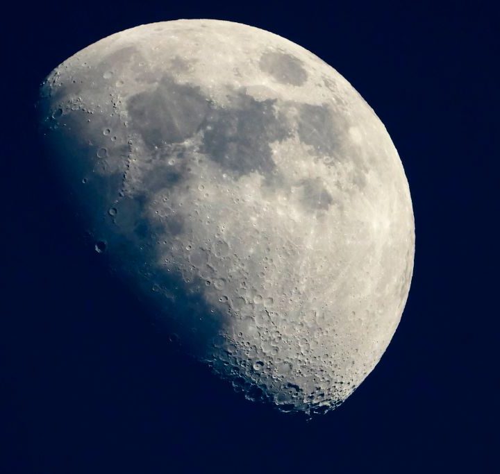 La imagen muestra a la Luna vista desde la Tierra.