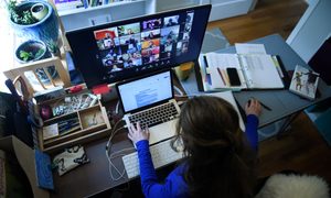 La imagen muestra a una persona mientras realiza el teletrabajo.
