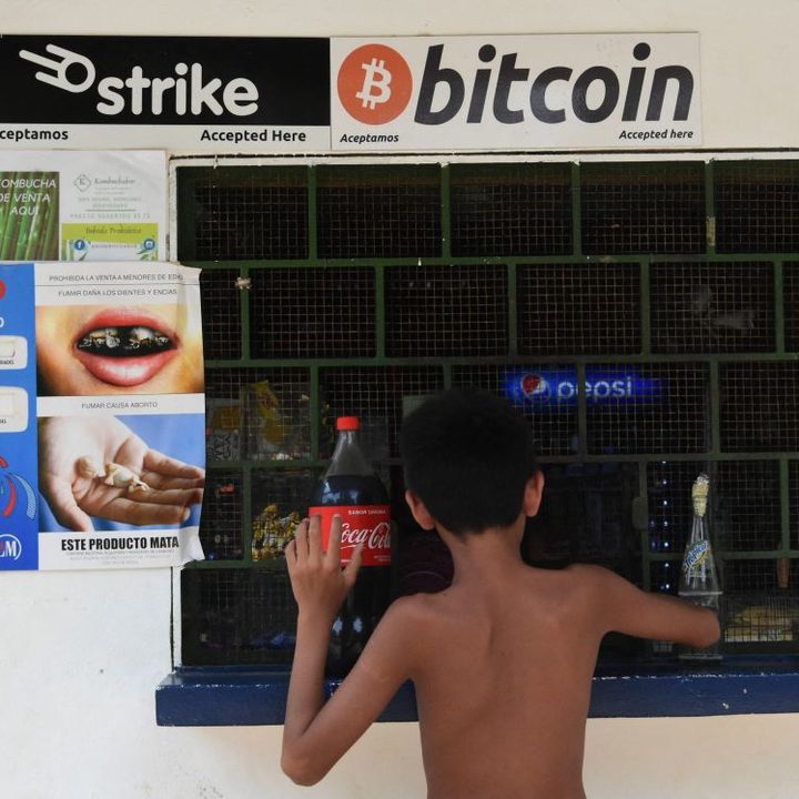 La imagen muestra a un niño comprando en un negocio de El Salvador.