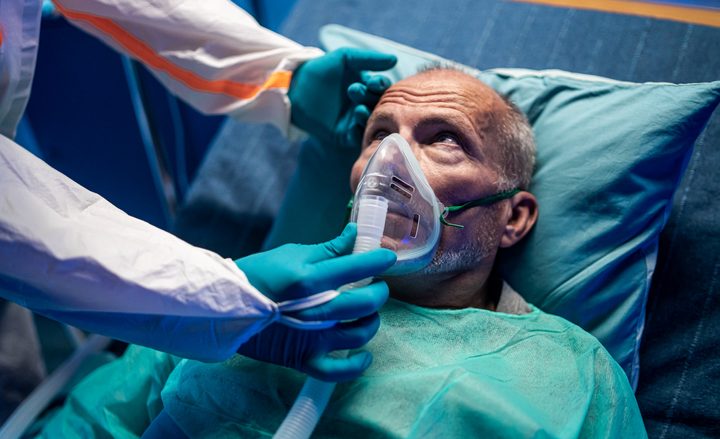 La imagen muestra a un paciente siendo atendido por un enfermero.