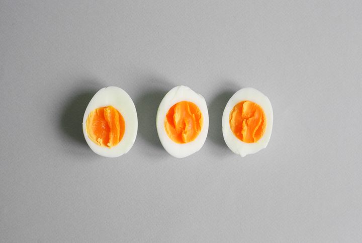 La imagen muestra varias mitades de huevo duro.