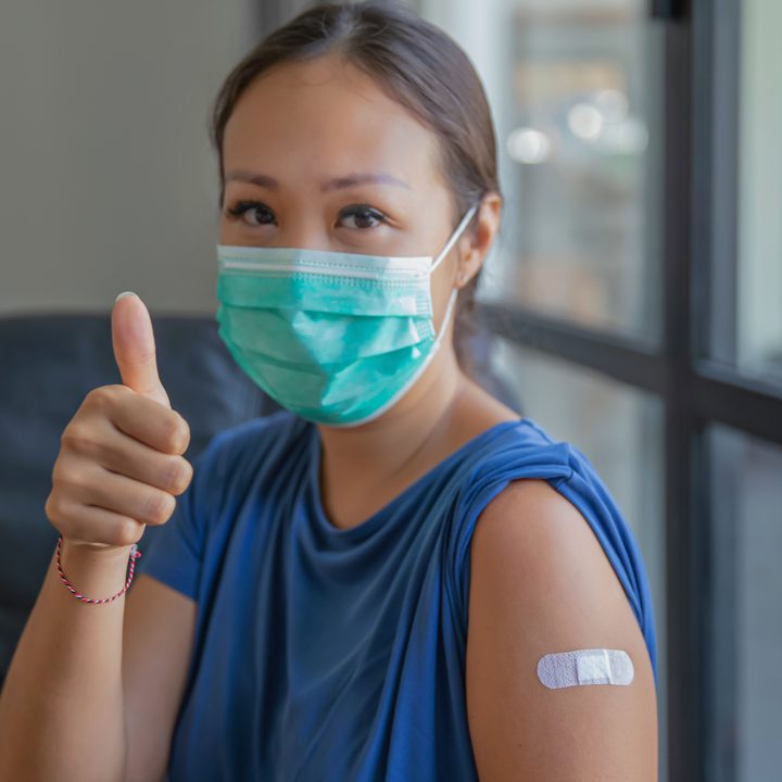 La imagen muestra a una joven luego de vacunarse.