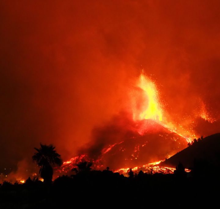 La imagen muestra la lava expulsada tras la erupción del volcán Cumbre Vieja en España.