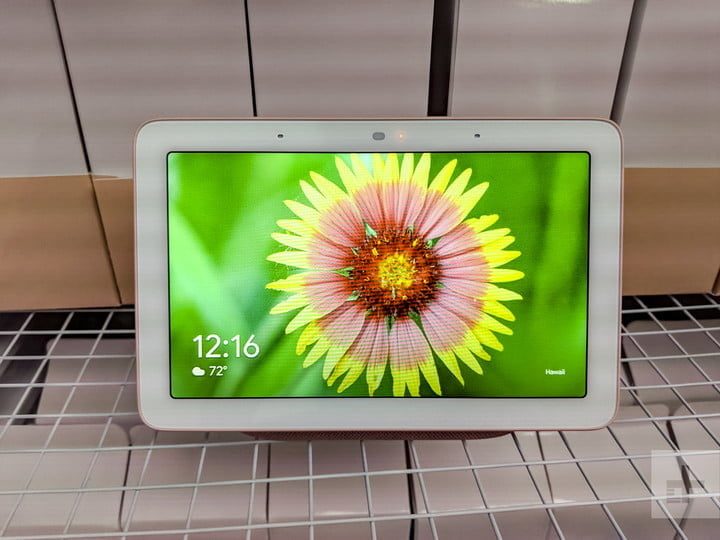 Una pantalla Google Nest mostrando una colorida flor para explicar qué es Google Home.