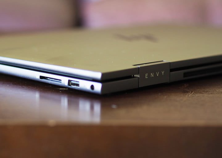 Vista lateral de HP Envy x360 15 que muestra los puertos y la parte posterior del chasis.