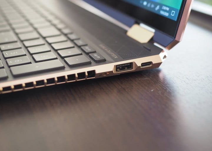 Vista parcial lateral de laptop para comparar HP Envy x360 15 vs. HP Spectre x360 15