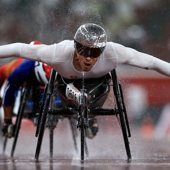 El suizo Marcel Hug celebra tras ganar el oro en la final masculina de 800, categoría T54.