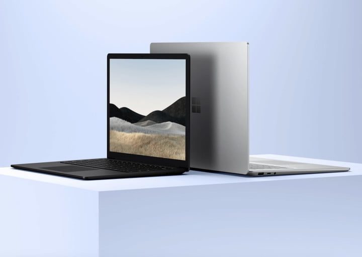 Dos laptops en color gris y negro encontradas sobre una mesa blanca, para comparar a la Surface Laptop Studio vs. Surface Laptop 4.