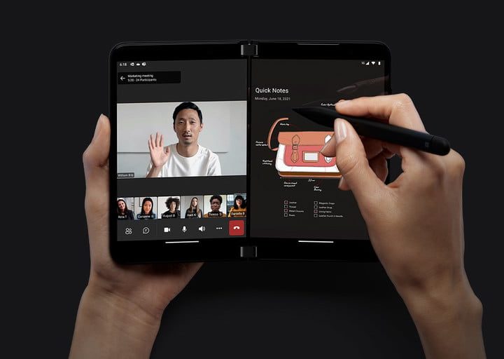 Surface Duo se mantuvo abierto con el lápiz en uso mostrando tanto Microsoft Teams como la aplicación OneNote al mismo tiempo.