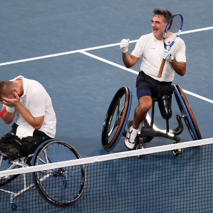 Los franceses Nicolas Peifer y Stephane Houdet celebran su victoria en la final del doble masculino de tenis en silla de ruedas de Tokyo 2020.
