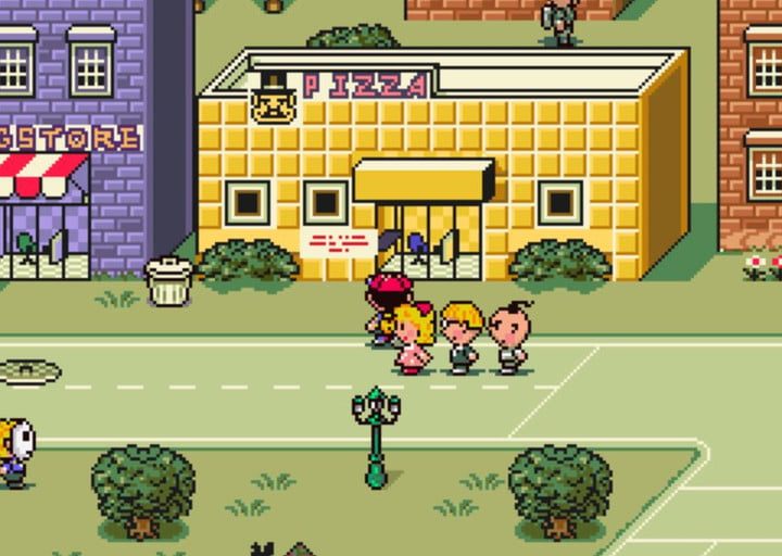 Ness y sus amigos afuera de una pizzería.