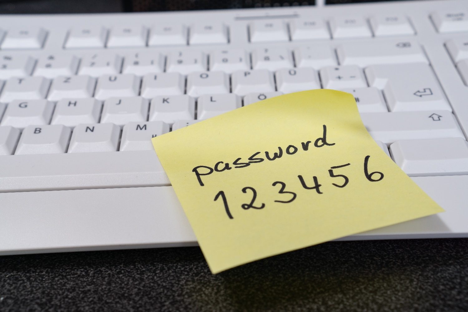 Nota con password en un computador.