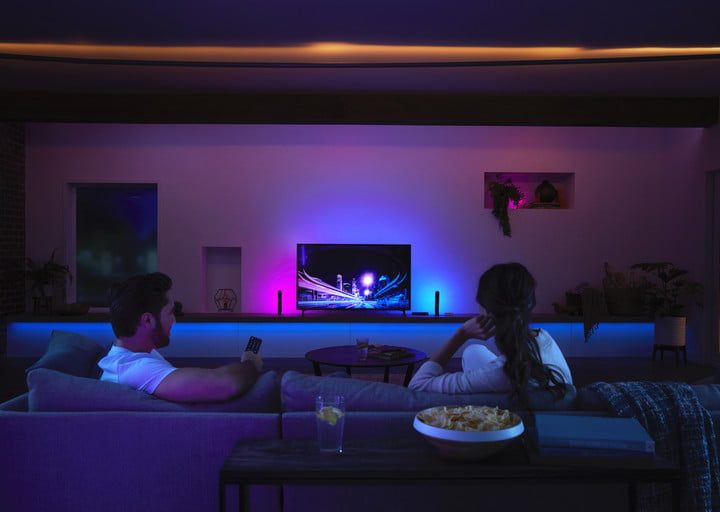 Disfrutando de un tiempo en casa inteligente despues de conocer qué es Google Home.