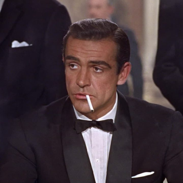 La imagen muestra a Sean Connery interpretando a James Bond.