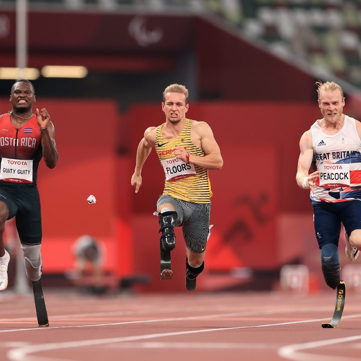 Sherman Isidro Guity Guity (Costa Rica), Johannes Floors (Alemania) y Jonnie Peacock (Gran Bretaña), en la final de los 100 metros masculinos T64.