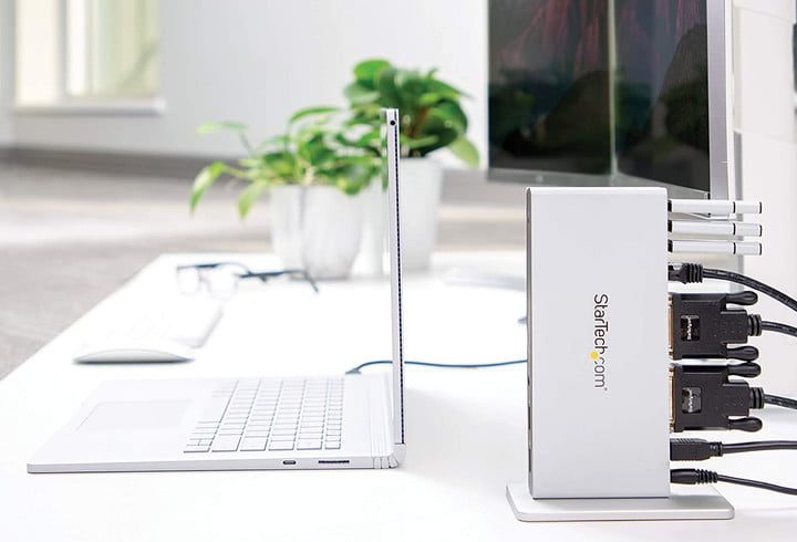 Una de las mejores estaciones de acoplamiento es la de doble monitor StarTech, que se muestra en un escritorio conecta una computadora portátil y dos monitores.