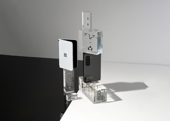 Dos Surface Duo 2 sobre una superficie formando una escultura moderna