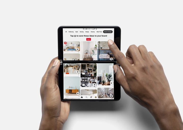 Persona que navega por Pinterest en teléfono plegable de Microsoft para comparar al Surface Duo 2 vs. Surface Duo.