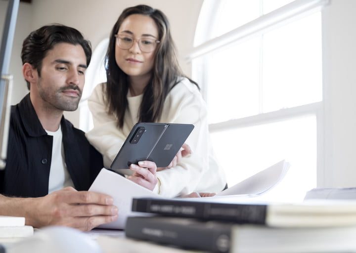 Dos personas viendo algo en Surface Duo 2.