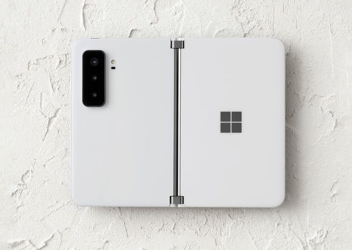 Microsoft Surface Duo 2 sobre un fondo texturizado.