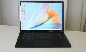 Surface Laptop 4 con pantalla, teclado y lápiz acoplado para comparar a la Surface Pro vs. Surface Laptop.