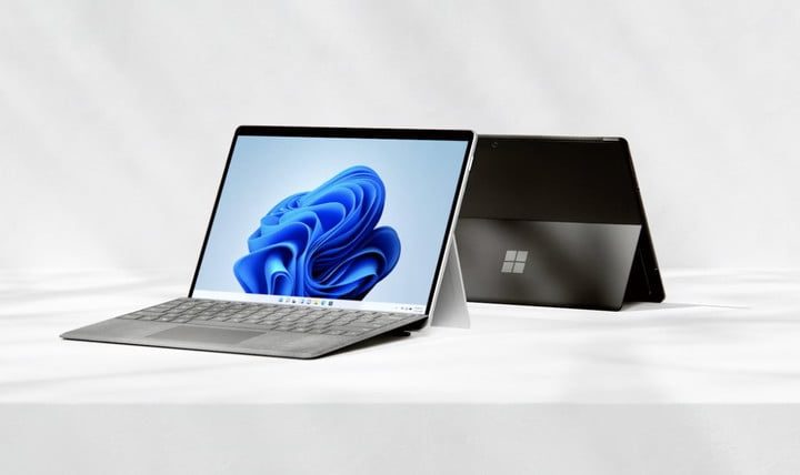 Dos laptops Microsoft una detrás de otra para comparar a la Surface Pro 8 vs. Surface Pro 7+ vs. Surface Pro 7.