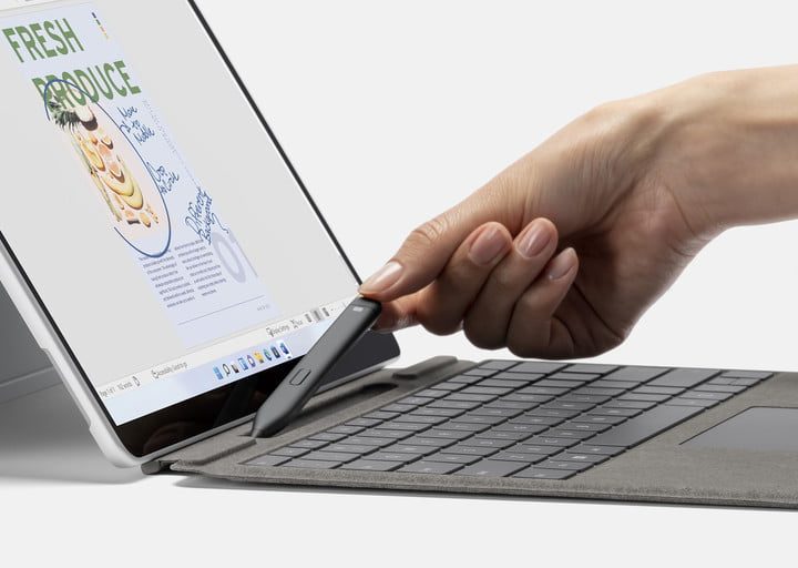 Surface Pro 8. Mano levantando el Slim Pen 2.