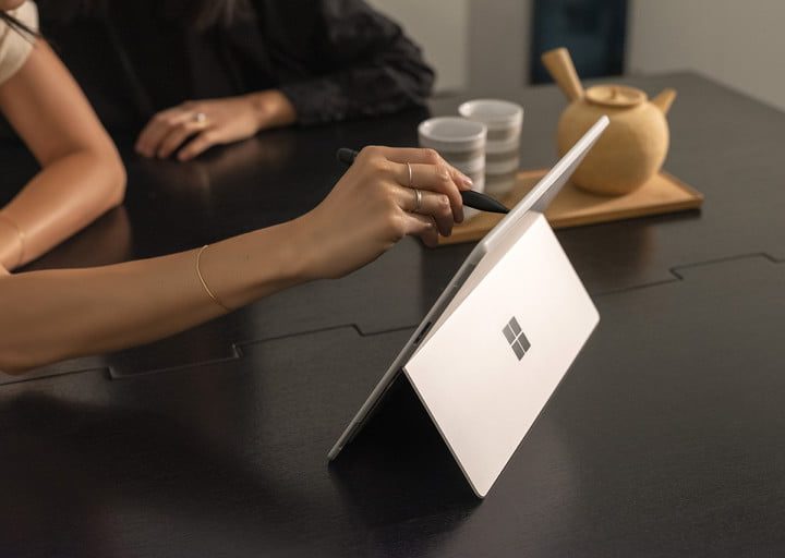Mujer que usa Surface Slim Pen en Surface Pro X, para comparar a la Surface Pro 8 vs. Surface Pro 7+ vs. Surface Pro 7.