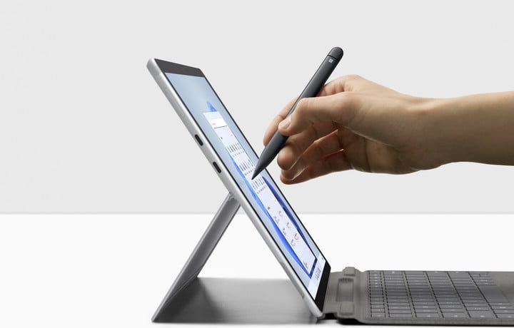 Surface Pro X con Surface Slim Pen 2.