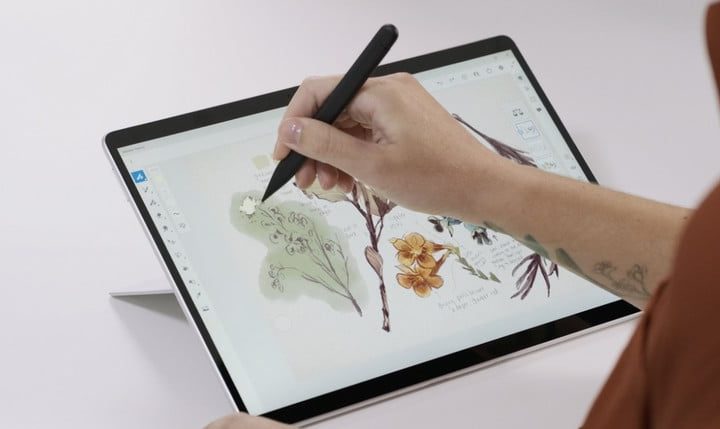Una persona dibujando con el Slim Pen en una Surface 8