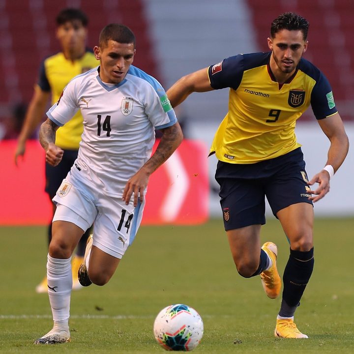 El ecuatoriano Leonardo Campana y el uruguayo Lucas Torreira disputan el balón por las eliminatorias sudamericanas.