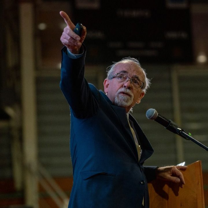 La imagen muestra al astrónomo chileno José Maza