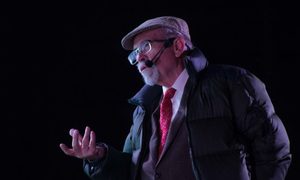 La imagen muestra al astrónomo chileno José Maza