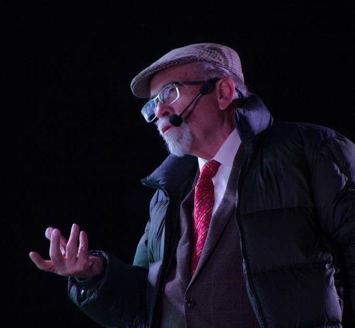 La imagen muestra al astrónomo chileno José Maza