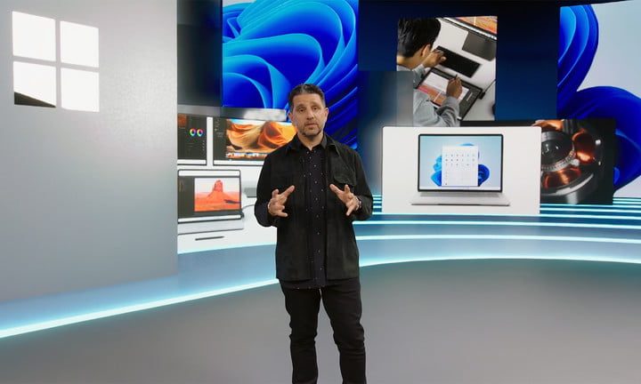 Directivo de Microsoft en el evento de presentación Surface 2021, para comparar Surface Pro 8 vs. Surface Pro 7+ vs. Surface Pro 7.