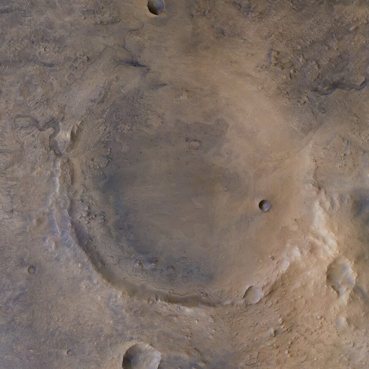 La imagen muestra el cráter Jezero en la superficie de Marte.