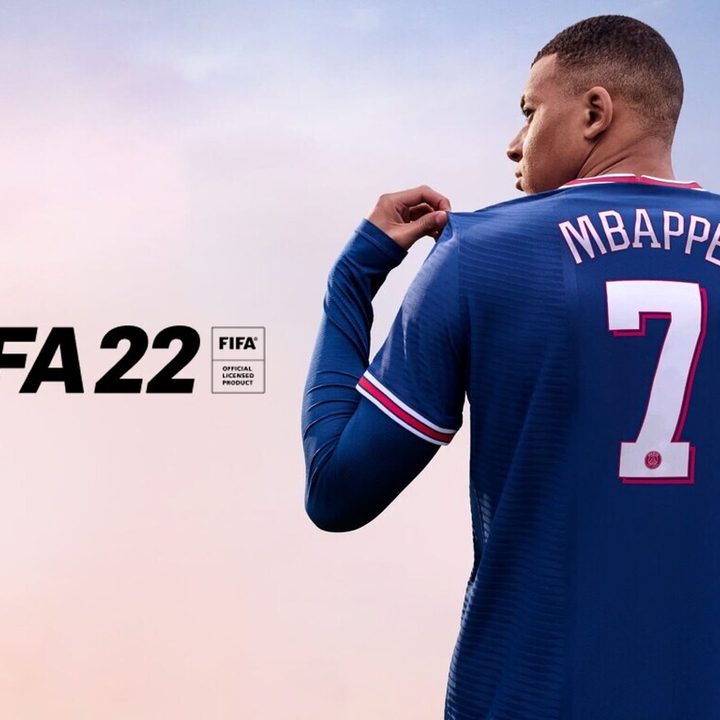 La imagen muestra la portada del videojuego FIFA 22.