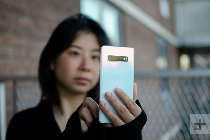 Una mujer con su teléfono en la mano.