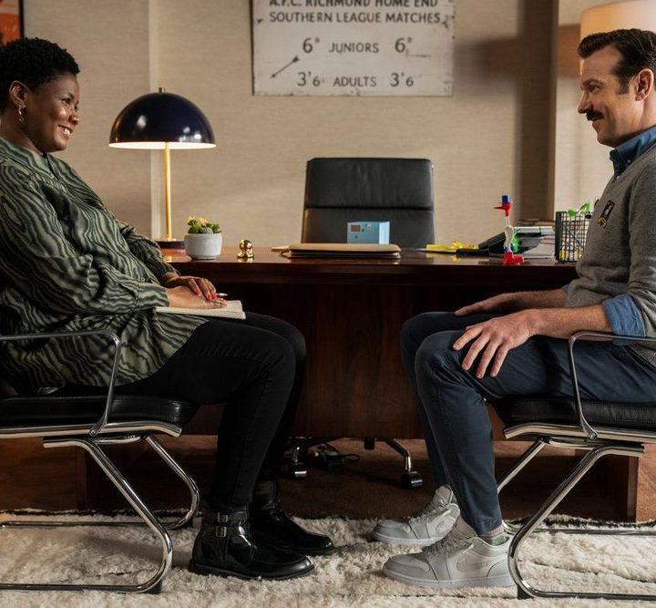 La imagen muestra una escena de la serie Ted Lasso.