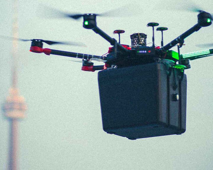 La imagen muestra un dron habilitado para trasladar órganos humanos.