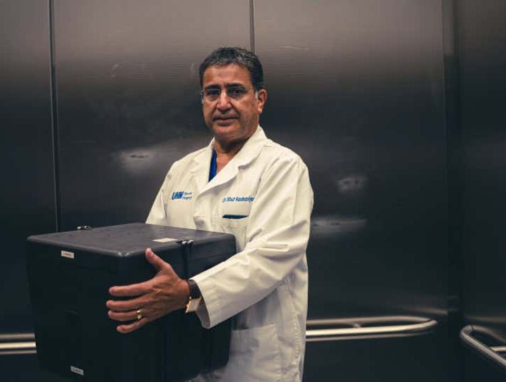 La imagen muestra al cirujano Shaf Keshavjee