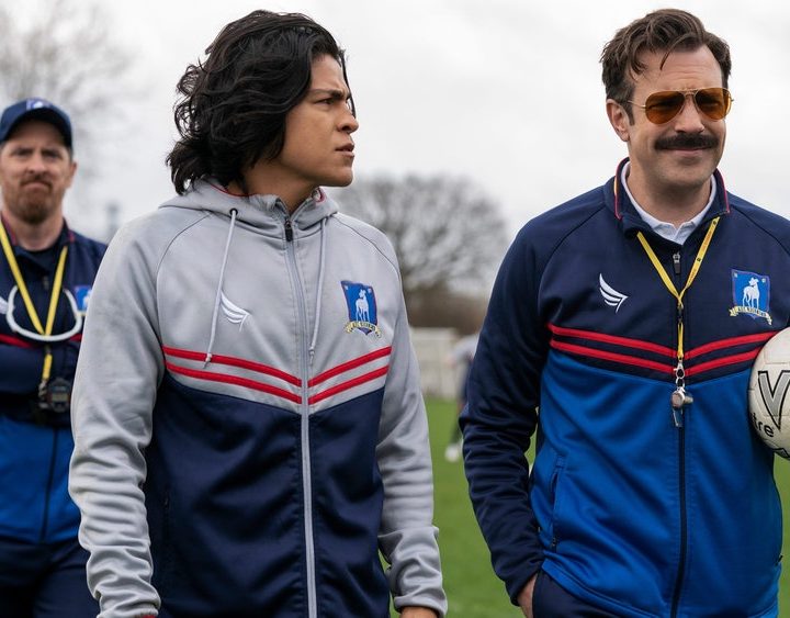 La imagen muestra una escena de la serie Ted Lasso.