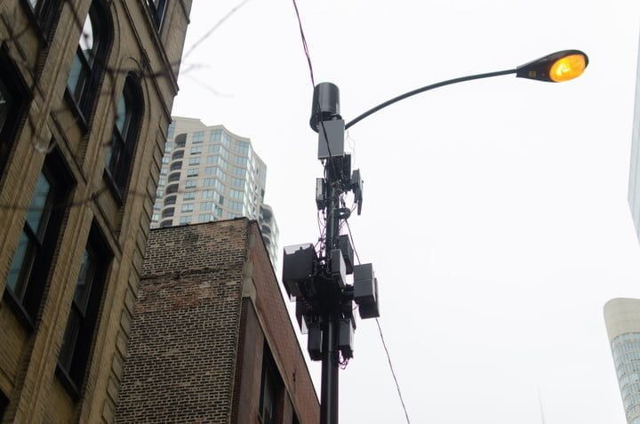 Antena celular junto a unos edificios.