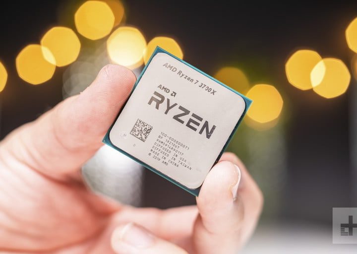 La mano de una persona mostrando un procesador Ryzen 7