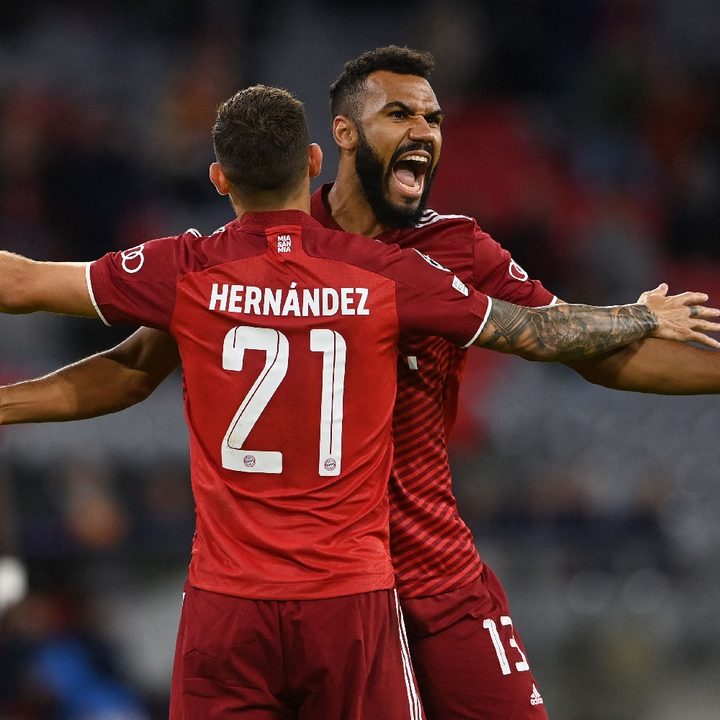 El delantero Eric Maxim Choupo-Moting abraza al alemán Lucas Hernandez durante un partido del Bayern Múnich por la UEFA Champions League 2021/2022.
