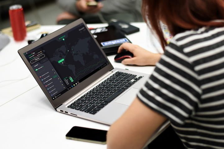 Los mejores servicios de VPN presentaron una imagen con una mujer en la computadora.