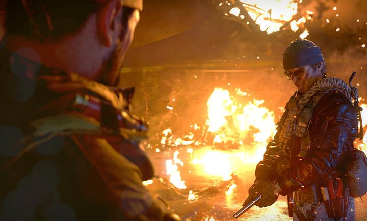 Dos soldados en un edificio en llamas, frame de Call of Duty: Black Ops Cold War con trazado de rayos.