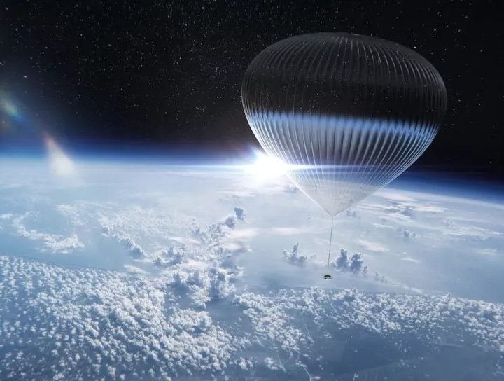 La ilustración muestra la cápsula Explorer volando en el espacio.