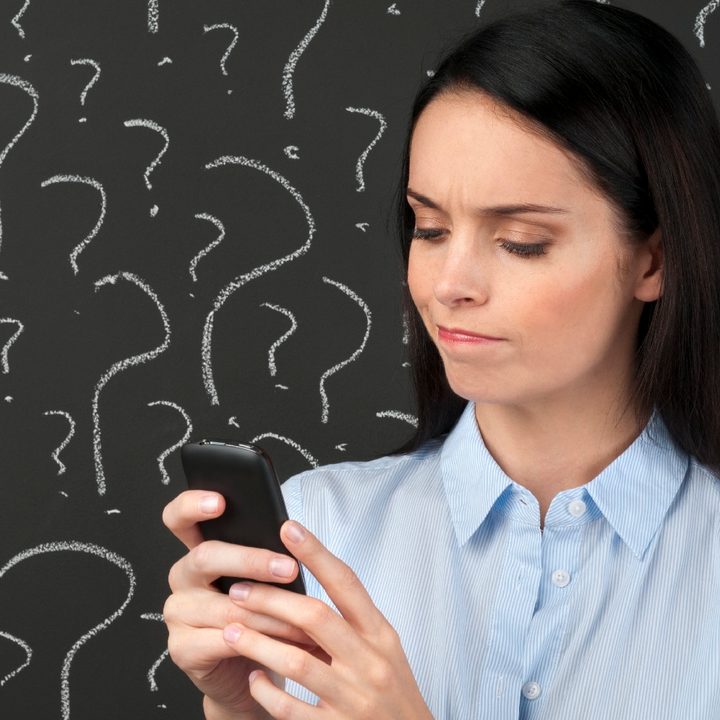 Una mujer miera su teléfono