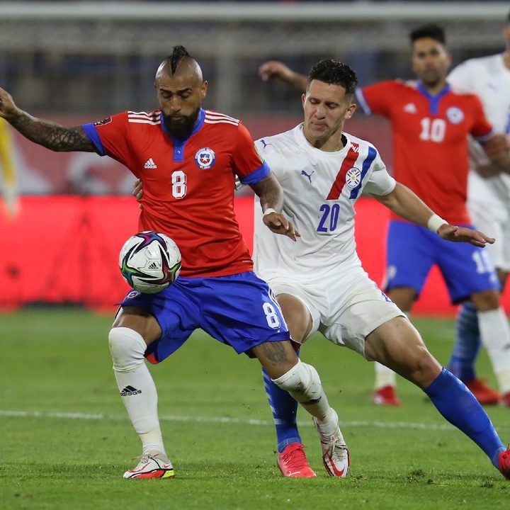 Arturo Vidal ante la marca del paraguayo Jorge Morel